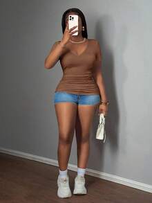 Slaydiva Kaos Wanita Kasual Dasar Tanpa Lengan Model Racerback dengan Leher V Dalam dan Tekstur Ribbed, Warna Putih - Coklat - View 3