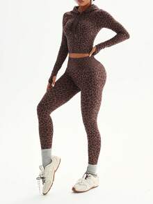 Dewbera 两件套女士无缝豹纹连帽拉链拇指孔长袖卫衣和七分紧身裤运动套装，适合跑步、健身、瑜伽 - 咖啡棕 - 查看 4