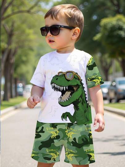 一套幼儿可爱白色绿色恐龙印花短袖短裤套装，非抓绒材质。适合日常玩耍，春夏皆宜的可爱之选。
