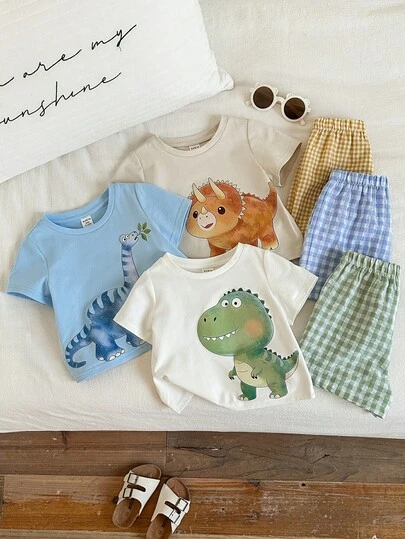 SHEIN Bộ 3 món gồm áo thun ngắn tay in hình khủng long dễ thương và quần short kẻ caro cho bé trai/bé gái, thích hợp mặc mùa xuân/hè.