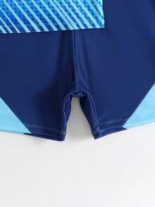 Set de 2 piezas de traje de baño para niños preadolescentes, azul marino + azul claro, estampado digital deportivo, tela de punto, camiseta de manga corta + pantalón de baño, estilo deportivo de moda, adecuado para nadar, vacaciones de verano, playa, piscina y otras ocasiones - Azul - Ver 6