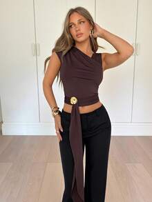 Siren Gaze 女士纯色不对称领口无袖上衣，侧边系带设计，休闲上衣；时尚无袖女士裹身交叉上衣，饰有金属扣；乡村音乐节上衣；棕色上衣；外出上衣；派对上衣；夏季休闲装；深棕色上衣；棕色露脐上衣；巧克力棕色上衣；咖啡棕色上衣；系带上衣 - 棕色 - 查看 1