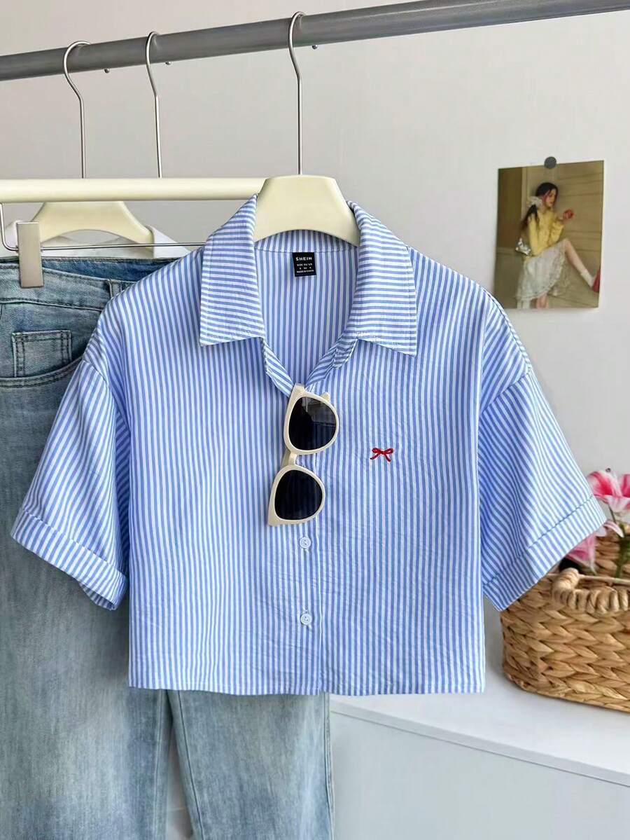 Elamini Áo sơ mi ngắn tay dáng rộng kẻ sọc xanh dương thêu nơ cho nữ, áo crop top kẻ sọc xanh dương, áo crop top cho nữ, áo màu xanh nhạt, áo mùa hè cho nữ, áo thường ngày cho nữ, áo dễ thương, áo cá tính cho nữ - Xanh và trắng - Xem 1