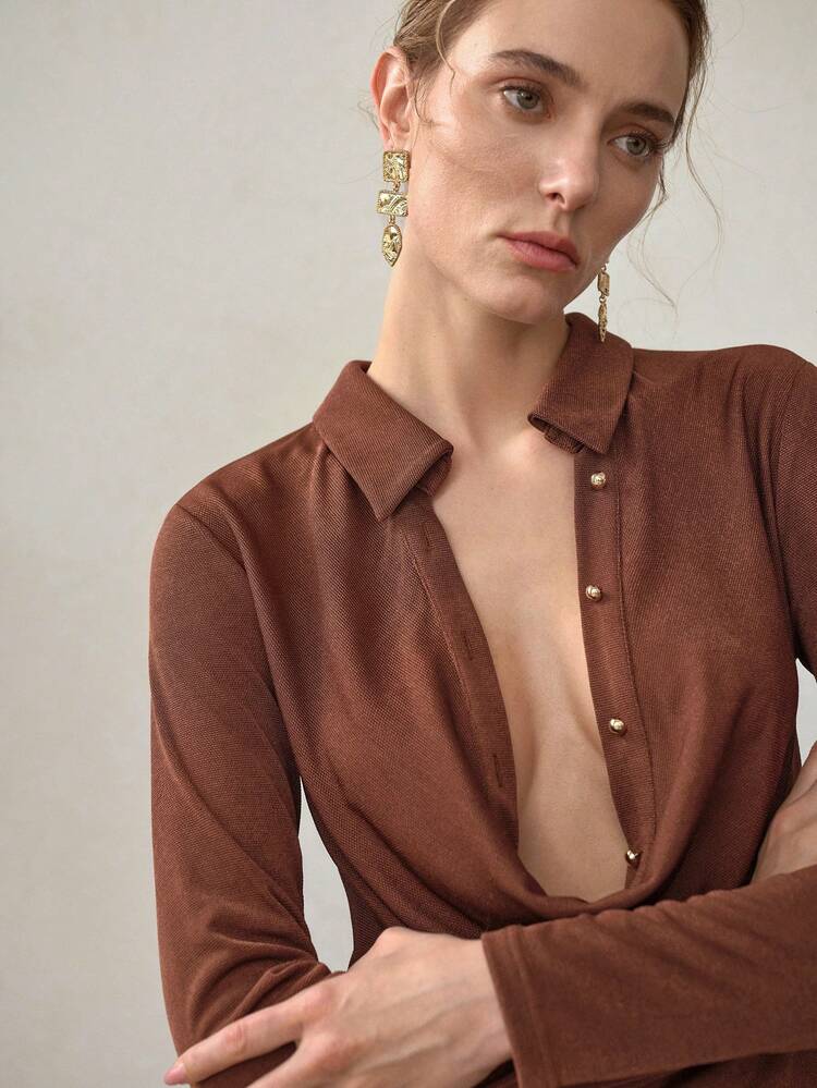 CAMISETA DE MALHA AJUSTADA COM GOLA ALTA, PRIMAVERA/VERÃO