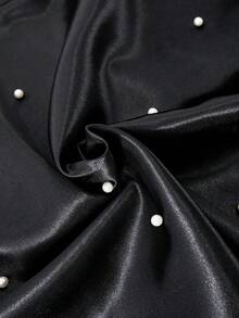 SHEIN 这是一款黑白相间的露肩A字连衣裙，专为少女设计。它采用透明可拆卸可调节肩带，胸前饰有白色弹力编织面料的褶皱设计，正面点缀珍珠。这款时尚独特的连衣裙适合室内外穿着、参加派对以及日常穿着，紧跟潮流。是春夏的理想之选。 - 黑色 - 查看 7