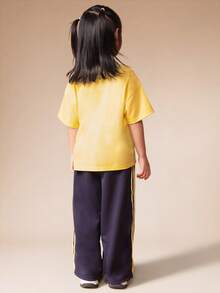 Bộ đồ thể thao SUMWON họa tiết quả mọng màu vàng gồm áo thun và quần thể thao màu xanh navy, thích hợp cho bé gái, phù hợp với những khoảnh khắc ngọt ngào, trang phục thường ngày thoải mái cho mùa hè, mùa xuân và kỳ nghỉ. - Nhiều màu - Xem 2