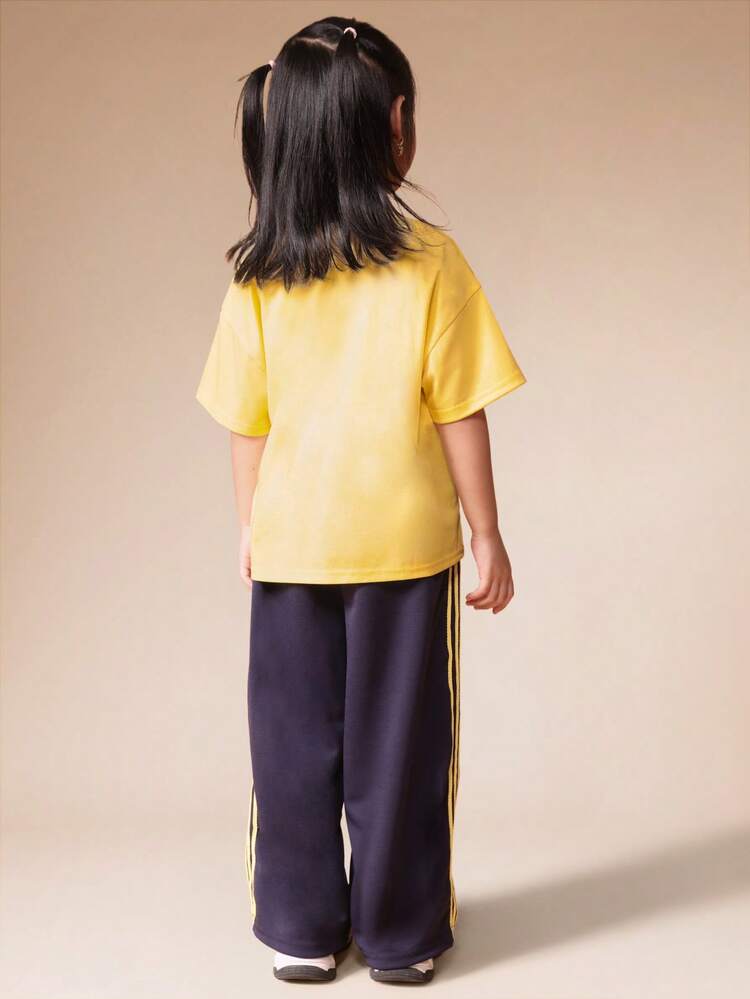 Set aus gelbem T-Shirt mit Beerenmuster und marineblauer Trainingshose