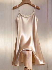 Franclia 女士优雅香槟色缎面连衣裙，串珠领口设计，光滑缎面面料，珍珠纽扣领饰，简约而不失精致，珍珠与缎面材质提升基础款的优雅气质，适合春夏通勤、日常穿着、冬季、派对、海滩、约会、毕业典礼、商务场合、都市教师制服、圣诞/新年装扮、休闲连衣裙等。吊带连衣裙 - 杏色 - 查看 1