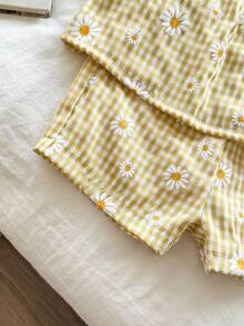 SHEIN Vintaside Kids 2件套女婴幼儿新生儿春夏优雅公主风白色和黄色彼得潘领雏菊格纹荷叶边衬衫+短裤套装 - 黃色 - 查看 7