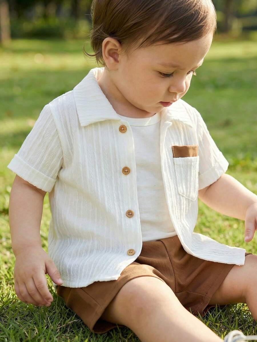 男婴纯色 Polo 领口袋衬衫上衣和短裤两件套。修身设计，适合各种宝宝体型。适合日常外出、居家休闲、公园玩耍、运动跑步等，是妈妈们为宝宝夏季衣橱必备的时尚单品。 - 彩色 - 查看 1