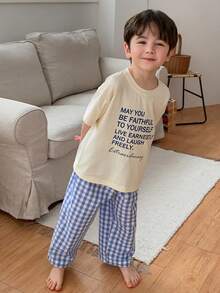 Bộ đồ ngủ cho bé trai gồm áo thun rộng rãi in khẩu hiệu và quần kẻ caro, thích hợp cho mùa xuân, hè và thu. - Màu be - Xem 2