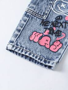 SHEIN Baby Mädchen Jeans Cargo Hose, Sommer Casual Fashion Muss-haben Artikel! Mittelblau gewaschener Denim, Gummibund + Fake Ketten Design, kombiniert mit niedlichem grafischem Muster, um den einzigartigen Modestil des Babys zu zeigen. Geeignet für tägliche Ausflüge, Geburtstagsfeiern, Wochenendtrips und Feiertage, um das Baby in den Mittelpunkt zu stellen. - Helle Waschung - Übersicht 5