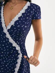 Poéselle 女士V领蕾丝拼接腰带花卉优雅收腰迷你连衣裙，适合约会和派对穿着 - 藍色 - 查看 4