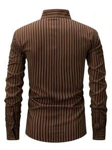 Manfinity Mode Áo sơ mi nam dài tay kẻ sọc nâu cài cúc, cổ bẻ, dáng regular fit, chất liệu polyester, thích hợp cho công sở, đi làm. Áo sơ mi kẻ sọc cho nam, áo sơ mi kaki dài tay kẻ sọc nam, áo sơ mi nam cao cấp màu nâu, áo sơ mi công sở nam, áo sơ mi nam thường ngày. - màu nâu - Xem 2