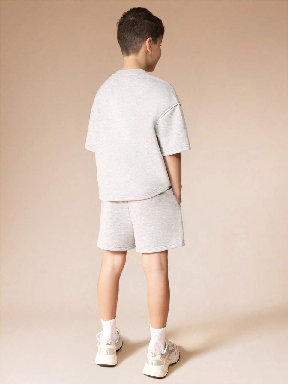 Conjunto de camiseta e shorts de duas peças com detalhes em contraste.
