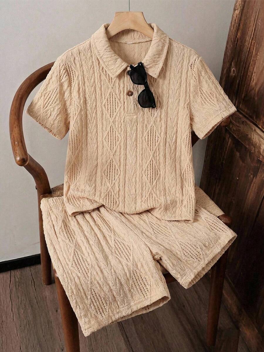 SHEIN 两件套男童纹理面料 Polo 衫(带领和纽扣)和纹理面料短裤套装,舒适休闲假日风格,适合户外玩耍、街头摄影、派对、城市漫步 - 杏色 - 查看 1