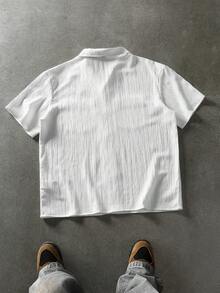 Manfinity Roghcode 男士白色提花梭织宽松工装口袋翻领短袖衬衫，撞色夏季刺绣，可单穿或叠穿，休闲度假风，INS热门款 - 白色 - 查看 2