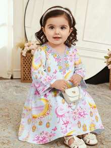 SHEIN Áo Jalabiya màu xanh cổ tích, họa tiết hoa cho bé gái, kiểu dáng thanh lịch cổ điển đính cườm và sequin, họa tiết trăng, bướm, bó hoa, váy dài tay truyền thống kiểu Ả Rập cho bé gái, phù hợp cho mùa xuân/hè, váy maxi dài tay công chúa thời trang thanh lịch, áo Abaya cầu nguyện, thoải mái dễ chịu, trang phục thường ngày, phong cách nghỉ dưỡng, áo Kaftan kín đáo, áo Jalabiya cho bé gái, áo Jalabiya cho bé gái - trắng - Xem 3