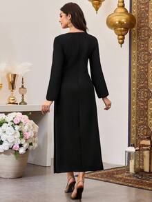 Al Najma 黑色花卉刺绣方领阿拉伯风格女式连衣裙 - 黑色 - 查看 2