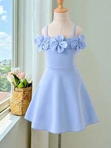 SHEIN Đầm công chúa thanh lịch màu xanh nhạt trễ vai dành cho bé gái, được làm từ chất liệu vải dệt tinh tế, mềm mại và thân thiện với da, trang trí bằng họa tiết hoa 3D ở đường viền cổ, thiết kế trễ vai tôn lên đường viền vai và cổ, eo được chiết eo tạo dáng ôm sát, kiểu dáng chữ A, thon gọn và thanh lịch, chất liệu nhẹ phù hợp cho mùa xuân/hè, lý tưởng cho các buổi biểu diễn piano, tiệc sinh nhật, ngày lễ và các dịp khác, đầm màu xanh được bán lẻ. - Màu xanh lam - Xem 5