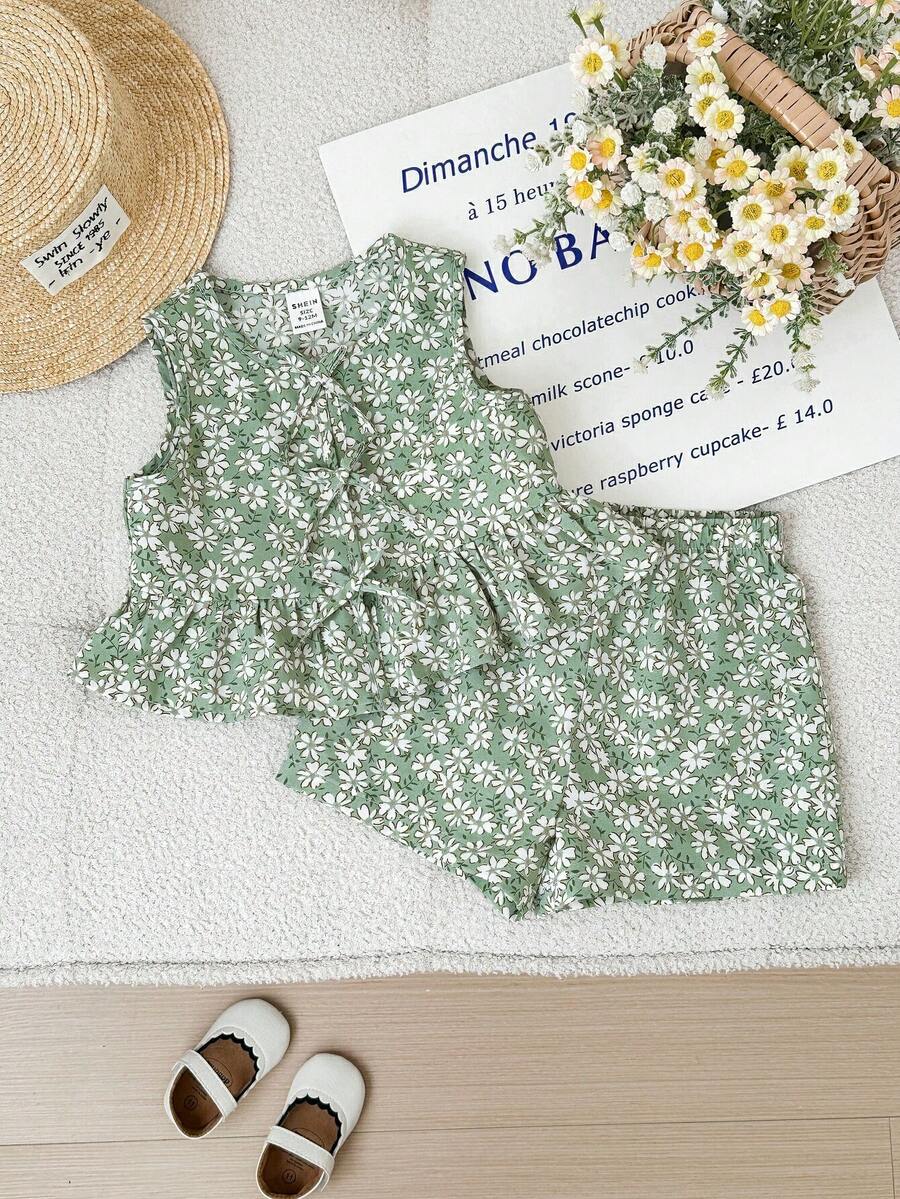 SHEIN LMoss Kids 度假休闲可爱碎花绿色蝴蝶结吊带背心短裤套装 夏季上衣 柔软夏季服装 夏季服装 吊带抹胸 可爱上衣 碎花两件套 绿色碎花两件套 夏季女婴两件套 绿色夏季服装 夏季女婴服装 深绿色女婴套装 夏季两件套 女婴绿色两件套 女婴绿色短裤套装 - 彩色 - 查看 1