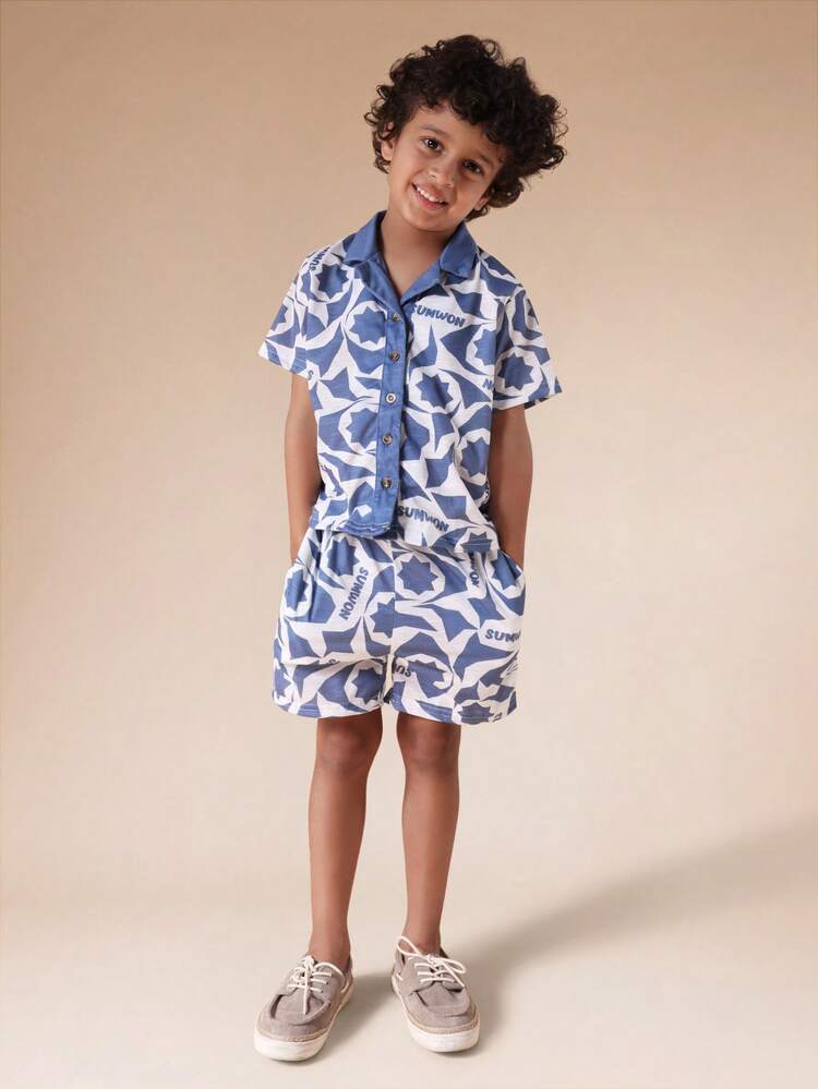 抽象的な模様のボタンダウンシャツとショーツのセット