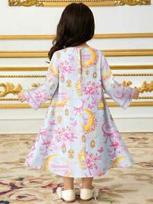 SHEIN Áo Jalabiya màu xanh cổ tích, họa tiết hoa cho bé gái, kiểu dáng thanh lịch cổ điển đính cườm và sequin, họa tiết trăng, bướm, bó hoa, váy dài tay truyền thống kiểu Ả Rập cho bé gái, phù hợp cho mùa xuân/hè, váy maxi dài tay công chúa thời trang thanh lịch, áo Abaya cầu nguyện, thoải mái dễ chịu, trang phục thường ngày, phong cách nghỉ dưỡng, áo Kaftan kín đáo, áo Jalabiya cho bé gái, áo Jalabiya cho bé gái - trắng - Xem 2