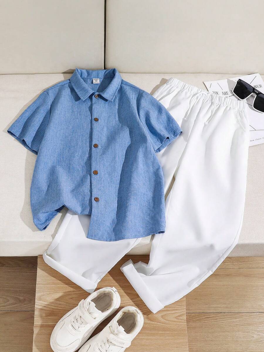 SHEIN 两件套男童休闲宽松纯色POLO领短袖衬衫和裤子套装,适合通勤、上学、日常休闲穿着、运动、春夏穿着。 - 藍色 - 查看 1