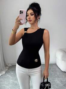 SHEIN Raffinéa Top canotta basic aderente da donna, con design di fibbia a spalla e spilla a forma di lumaca, top sexy e chic per donne - nero - Visualizzare 3