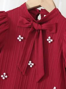 SHEIN Gaun Lucu untuk Anak Perempuan dengan Hiasan Mutiara, Kerah Pita, dan Lengan Pendek Mengembang - Merah - View 3