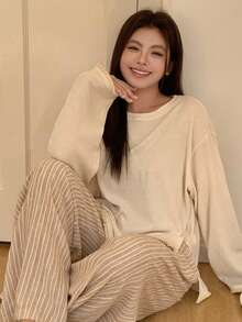 Dazy Plus Ensemble pyjama grande taille confortable avec Top à épaules tombantes de couleur unie et pantalon rayé, automne - Nude - Voir 1