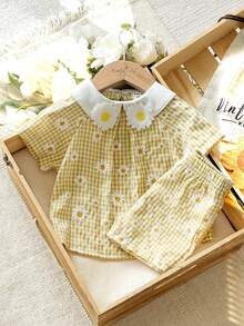 SHEIN Vintaside Kids 2件套女婴幼儿新生儿春夏优雅公主风白色和黄色彼得潘领雏菊格纹荷叶边衬衫+短裤套装 - 黃色 - 查看 3