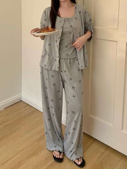 Dazy Plus طقم بيجامة للنساء ذوات الحجم الكبير يتكون من ملابس علوية كم طويل مطبوعة بالفراشات وقميص كامي وبنطلون