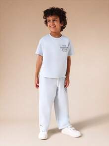 SUMWON 男童 Summon Stud 浅蓝色短袖圆领T恤和运动裤套装，印花休闲度假装 - 淺藍色 - 查看 5