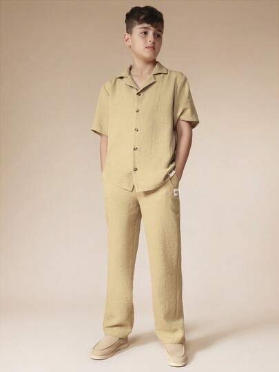 SUMWON Conjunto de dos piezas de camisa abotonada con textura de lino y pantalones rectos a juego, conjunto de vacaciones de verano para niños
