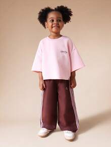 SUMWON Conjunto de camiseta de manga corta oversize y pantalones anchos de chándal con estampado de texto y detalles de rayas en contraste para niñas, casual para vacaciones - Rosa Pálido - Ver 7
