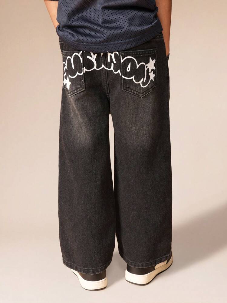 Jeans a gamba larga con grafica posteriore