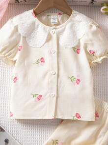 SHEIN 女宝宝可爱休闲夏季度假百搭杏色碎花图案彼得潘领上衣和裤子家居服套装 - 米色 - 查看 5