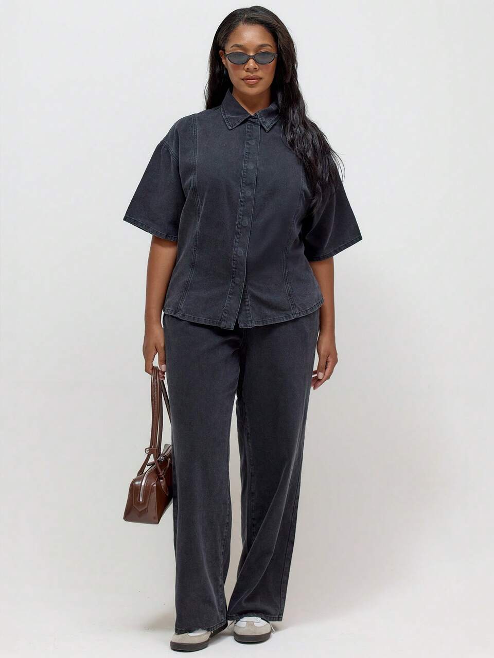 Camicia Curve in Denim Nero a Maniche Corte con Dettaglio Pannello a Cucitura e Chiusura con Bottoni a Pressione
