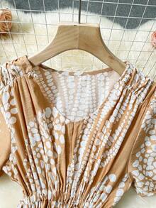 Airaco 女士V领短袖收腰喇叭连衣裙，白色抽象叶子印花，优雅百搭，适合休闲外出、度假、通勤、办公等各种场合，面料柔软舒适，可机洗。 - 卡其色 - 查看 5