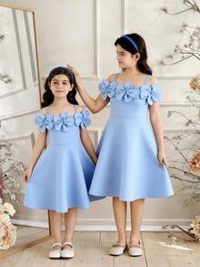 SHEIN Đầm công chúa thanh lịch màu xanh nhạt trễ vai dành cho bé gái, được làm từ chất liệu vải dệt tinh tế, mềm mại và thân thiện với da, trang trí bằng họa tiết hoa 3D ở đường viền cổ, thiết kế trễ vai tôn lên đường viền vai và cổ, eo được chiết eo tạo dáng ôm sát, kiểu dáng chữ A, thon gọn và thanh lịch, chất liệu nhẹ phù hợp cho mùa xuân/hè, lý tưởng cho các buổi biểu diễn piano, tiệc sinh nhật, ngày lễ và các dịp khác, đầm màu xanh được bán lẻ. - Màu xanh lam - Xem 7