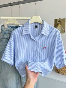 Elamini Áo sơ mi ngắn tay dáng rộng kẻ sọc xanh dương thêu nơ cho nữ, áo crop top kẻ sọc xanh dương, áo crop top cho nữ, áo màu xanh nhạt, áo mùa hè cho nữ, áo thường ngày cho nữ, áo dễ thương, áo cá tính cho nữ - Xanh và trắng - Xem 5