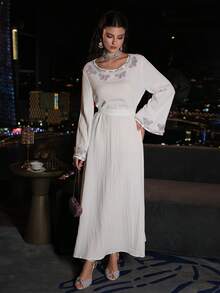 Al Najma 饰以珠子和水钻的蝴蝶贴花纹理长袖系带喇叭下摆优雅连衣裙，女士 - 白色 - 查看 9