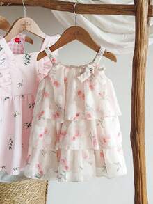 SHEIN Vintaside Kids 女婴时尚可爱无袖荷叶边蛋糕裙，饰有夏日玫瑰花卉图案和细肩带，非常适合参加派对和度假。 - 粉色 - 查看 4