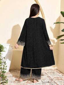 Bộ đồ 2 mảnh màu xanh hải quân lấy cảm hứng từ phong cách cổ điển truyền thống dành cho bé gái mùa thu/xuân, gồm váy dài ngang gối với cổ chữ V thêu ren vàng, tay dài và tay loe, kết hợp với quần ống rộng cạp chun. Lý tưởng cho các lễ hội, buổi kỷ niệm, biểu diễn truyền thống và các dịp tương tự. - màu đen - Xem 2