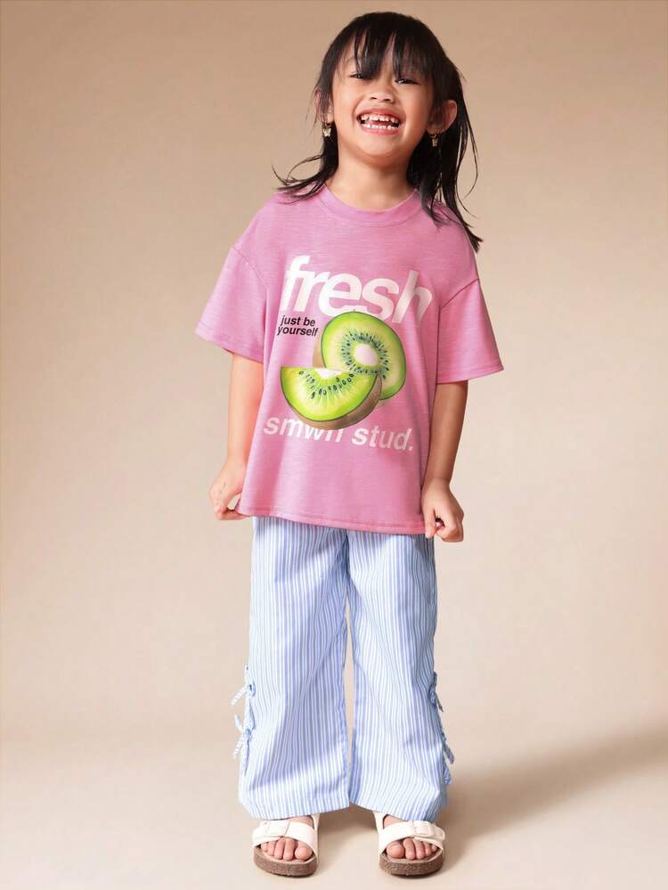 Koszulka z nadrukiem kiwi i zestaw ze spodniami palazzo w paski