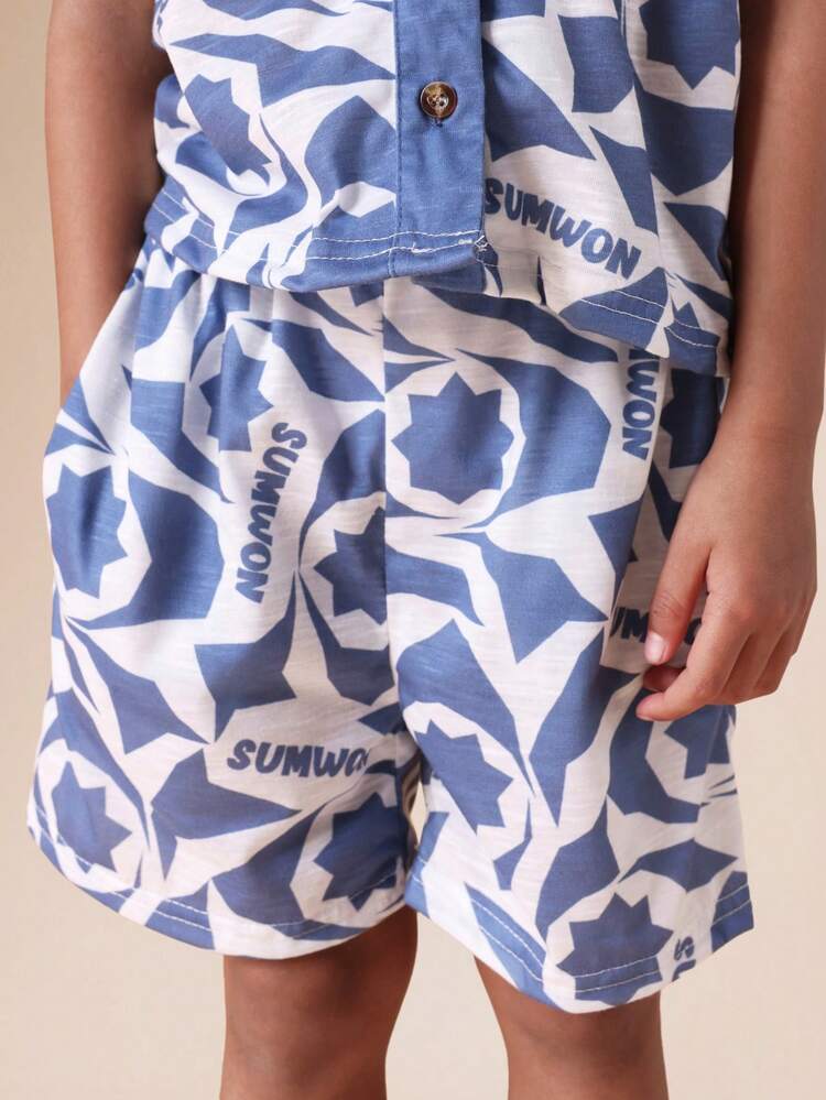 抽象的な模様のボタンダウンシャツとショーツのセット