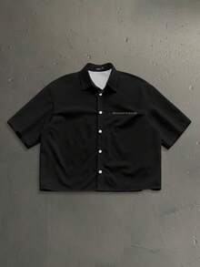 Manfinity Roghcode 标志性印花超大款短袖衬衫，休闲时尚，短款设计，约会聚会必备，情侣送给男友的礼物 - 黑色 - 查看 2