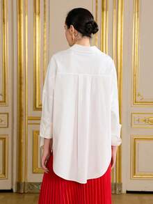 LOTSLUV Camisa Oversized de Manga Longa em Algodão Branco Feminina, Bainha Assimétrica Curta na Frente e Longa Atrás, Bordado de Coração Rosa - Branco - Visão 2