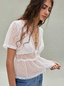 SoleilVie 2026春夏新款雪纺衬衫，柔软亲肤面料，精致纽扣门襟，短袖饰以蕾丝花边，领口、门襟、腰部和下摆均饰有蕾丝花边，白色内衬，法式收腰设计，优雅浪漫，适合工作和度假穿着，女士春夏新款衬衫 - 白色 - 查看 6